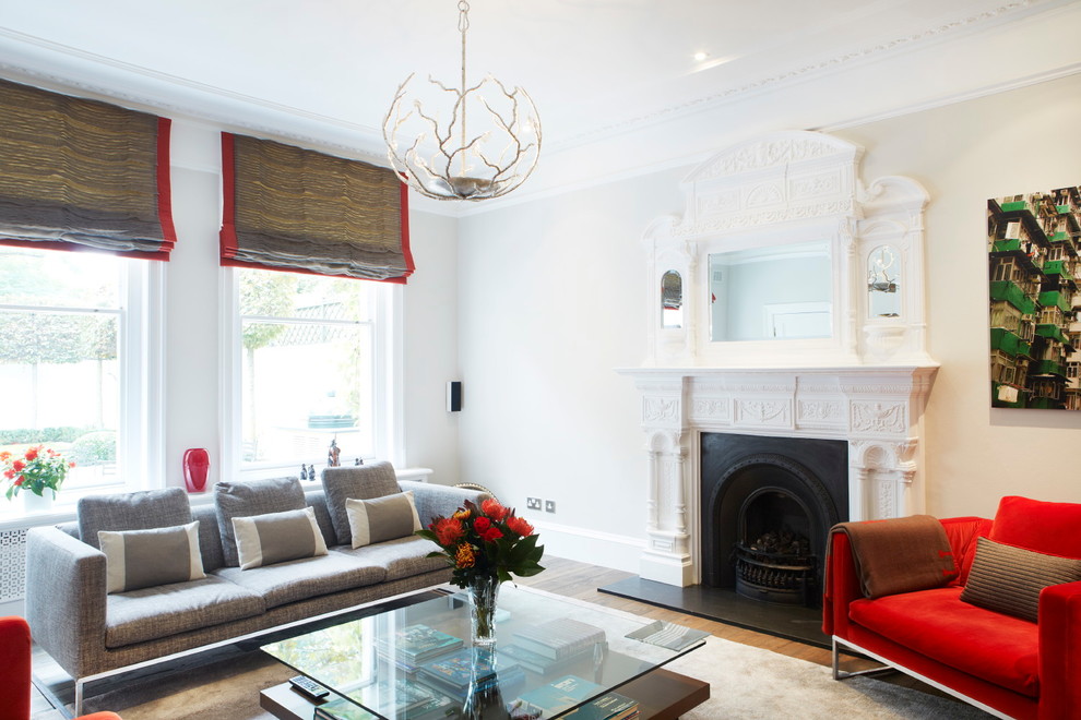Repräsentatives, Abgetrenntes, Großes Modernes Wohnzimmer mit weißer Wandfarbe, braunem Holzboden, Kamin, Kaminumrandung aus Stein und braunem Boden in London