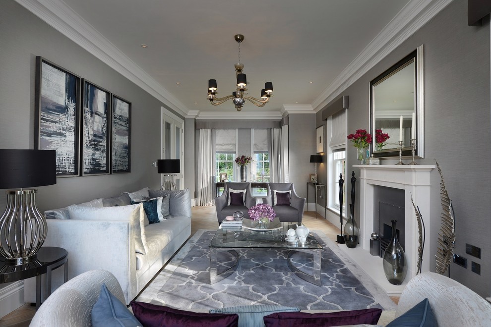 Repräsentatives, Abgetrenntes Modernes Wohnzimmer mit grauer Wandfarbe, braunem Holzboden, Kamin und Kaminumrandung aus Stein in London