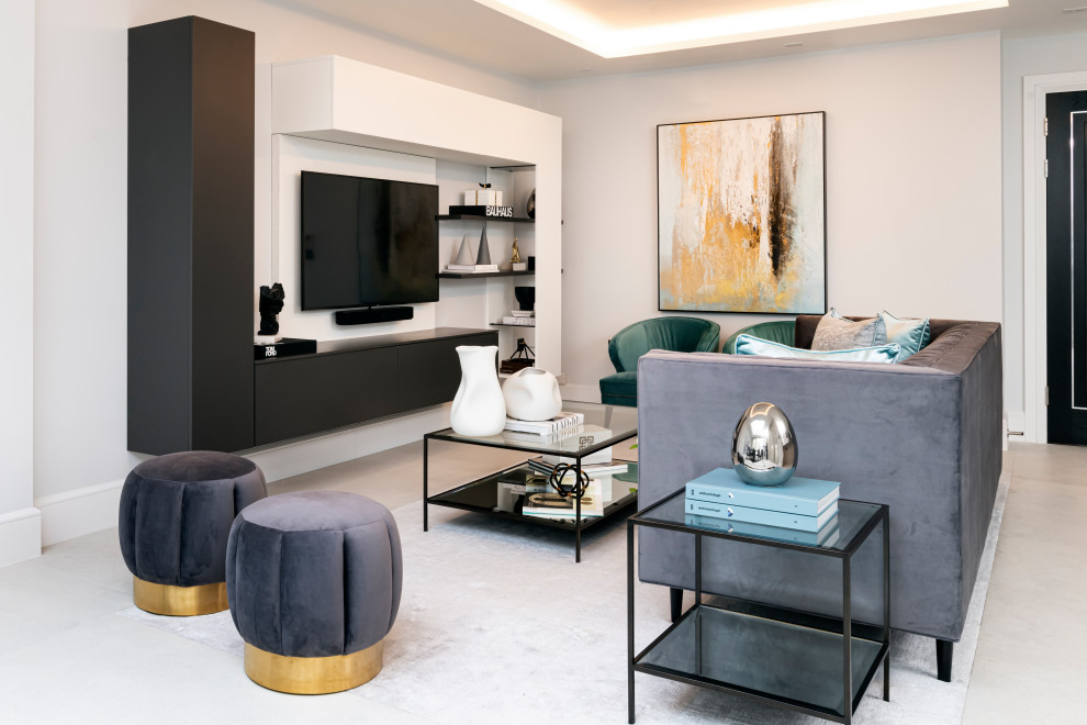 Стильный дизайн: открытая гостиная комната среднего размера в современном стиле с серыми стенами, полом из керамической плитки, телевизором на стене и серым полом - последний тренд