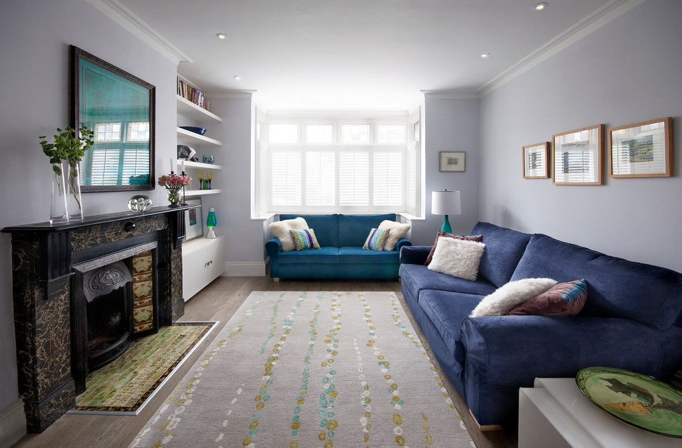 Mittelgroßes, Fernseherloses, Abgetrenntes Modernes Wohnzimmer mit Kamin und lila Wandfarbe in London