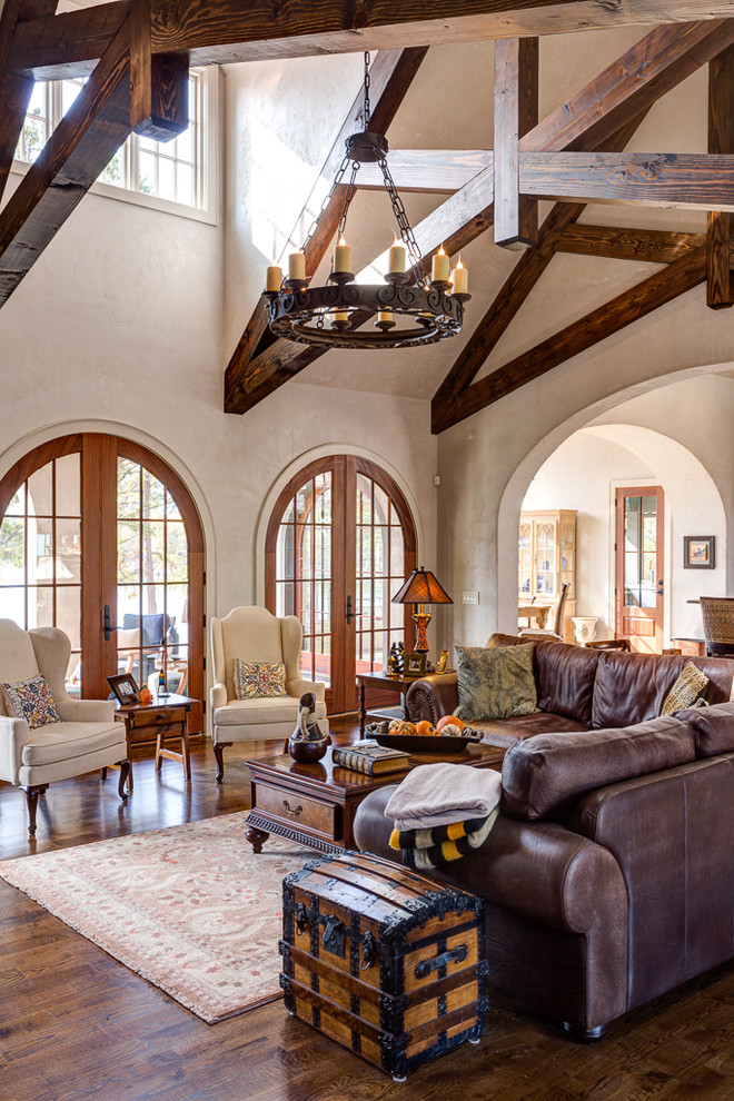Immagine di un grande soggiorno classico aperto con sala formale, pareti beige e parquet scuro