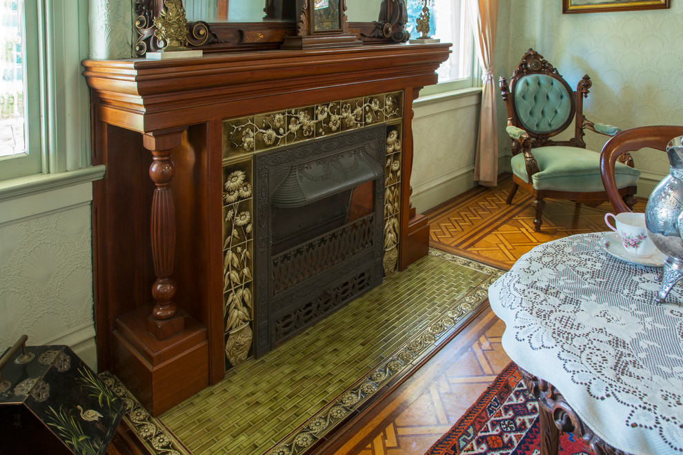 На фото: гостиная комната в викторианском стиле с