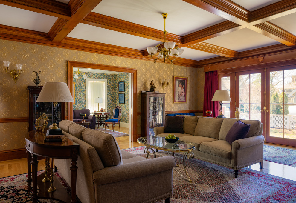 На фото: гостиная комната в викторианском стиле с разноцветными стенами, паркетным полом среднего тона и коричневым полом