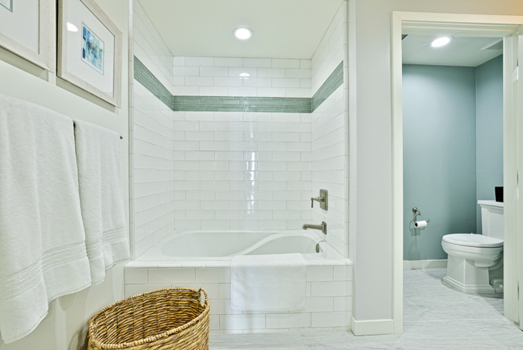 Imagen de cuarto de baño marinero pequeño con paredes beige y suelo de madera clara