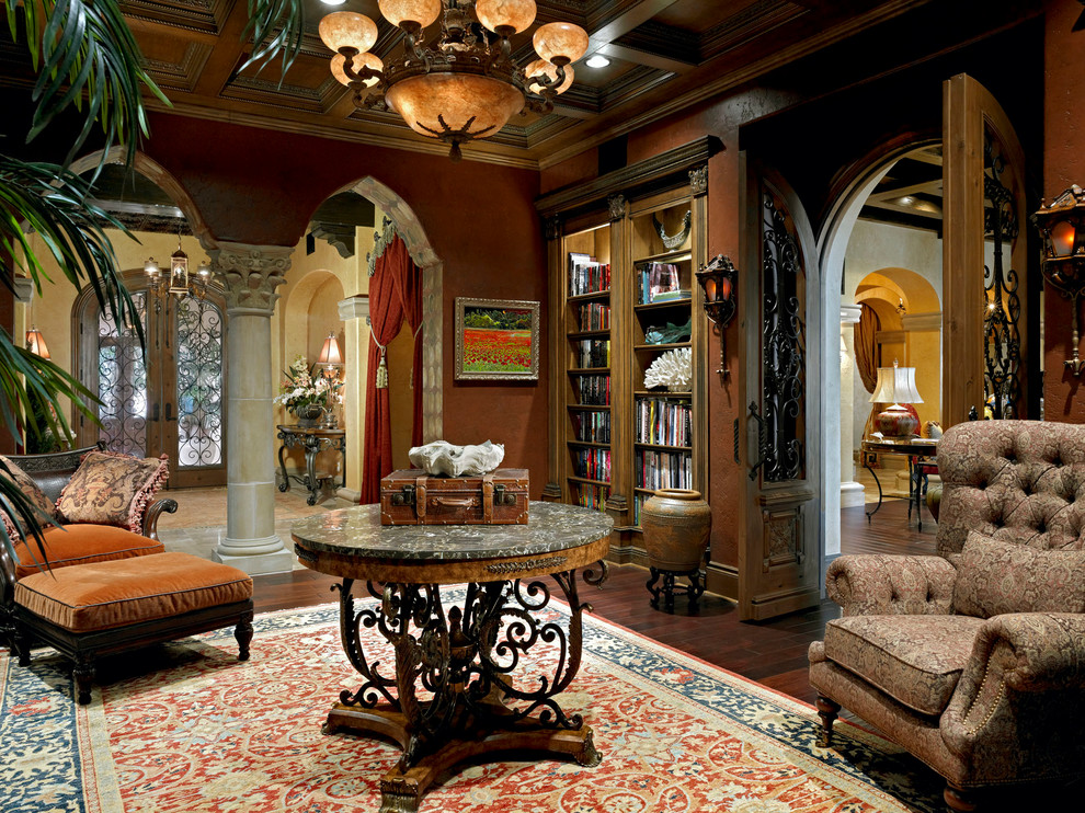 Ispirazione per un grande soggiorno mediterraneo chiuso con libreria, pareti arancioni e parquet scuro