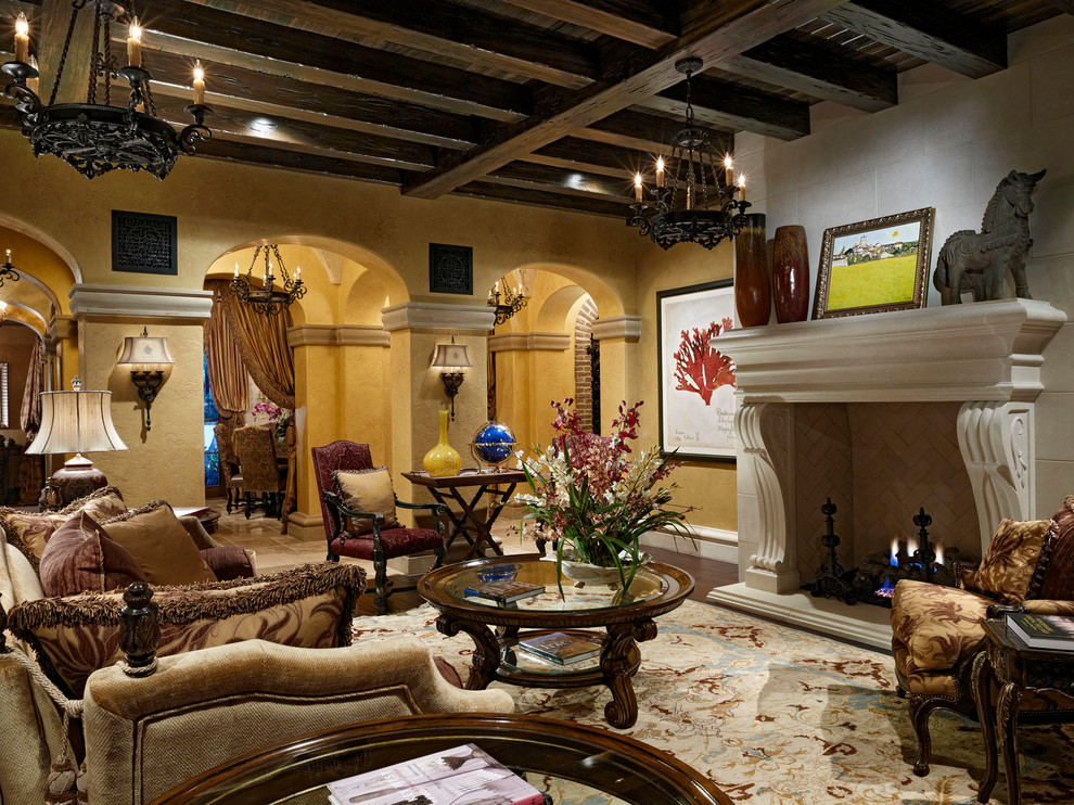 Großes, Repräsentatives, Fernseherloses, Abgetrenntes Mediterranes Wohnzimmer mit gelber Wandfarbe, Teppichboden, Kamin und verputzter Kaminumrandung in Orlando