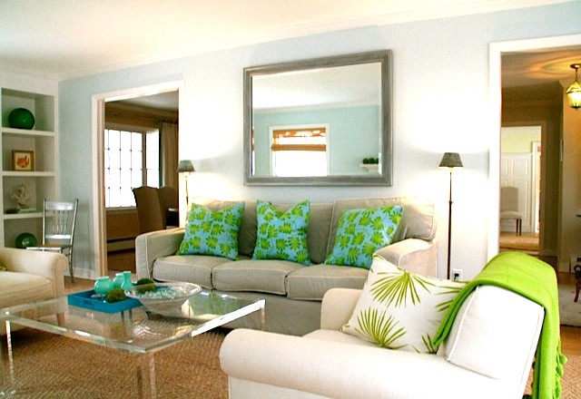 Esempio di un grande soggiorno classico chiuso con pareti blu, pavimento in legno massello medio, camino classico, cornice del camino in legno e TV a parete