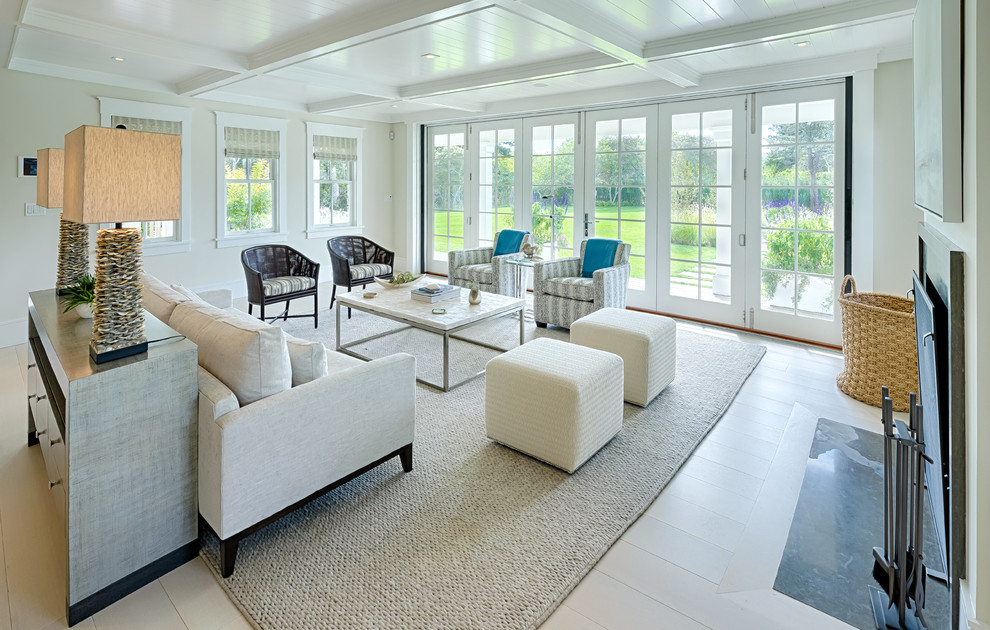 Idee per un soggiorno costiero con pareti beige, parquet chiaro, camino classico e pavimento beige