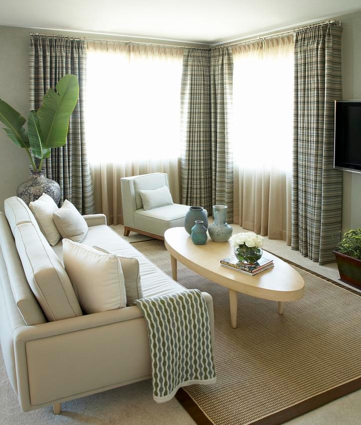 Example of a classic living room design in Los Angeles