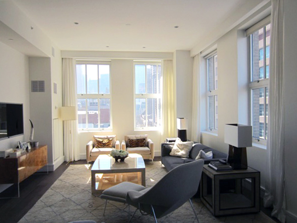 Repräsentatives, Offenes, Mittelgroßes Modernes Wohnzimmer ohne Kamin mit weißer Wandfarbe, dunklem Holzboden und braunem Boden in Miami