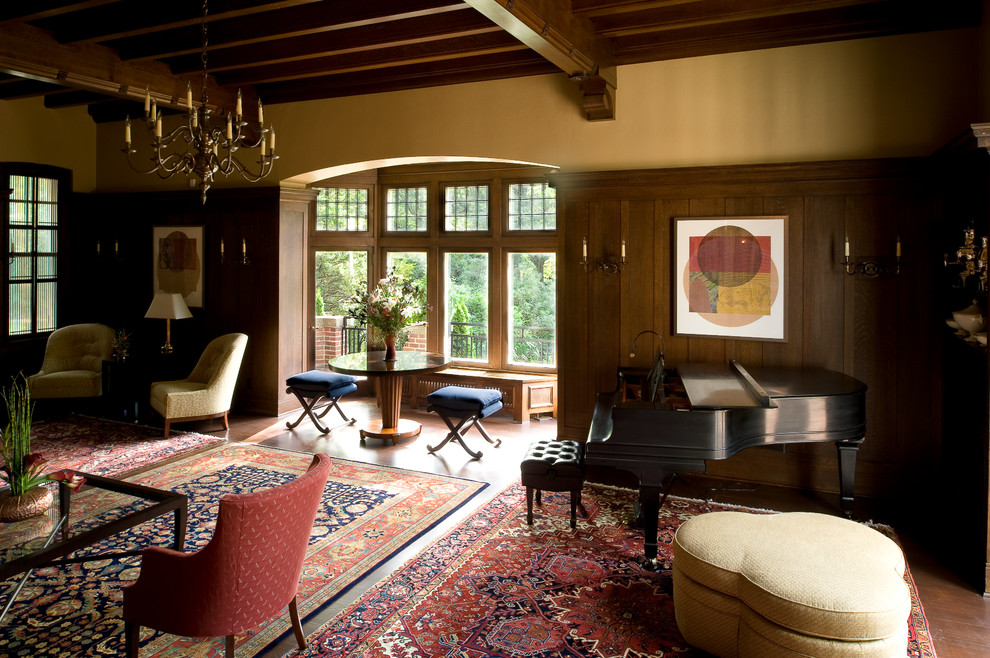 Foto de salón con rincón musical cerrado clásico extra grande sin televisor con paredes marrones y suelo de madera en tonos medios