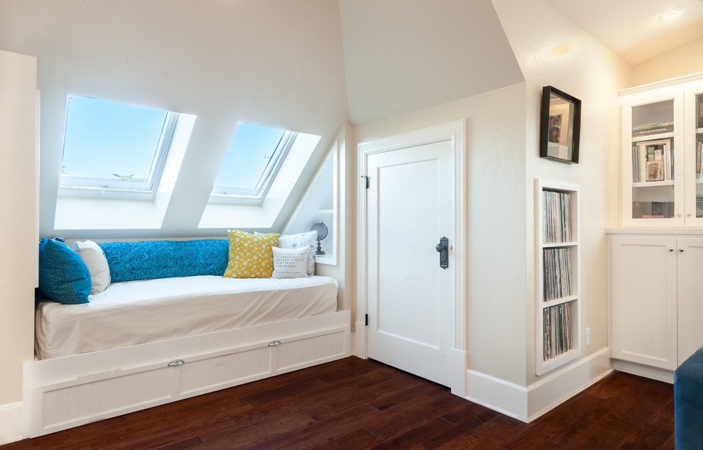 Esempio di un soggiorno american style di medie dimensioni e aperto con pareti bianche, pavimento in legno massello medio, TV autoportante e pavimento marrone