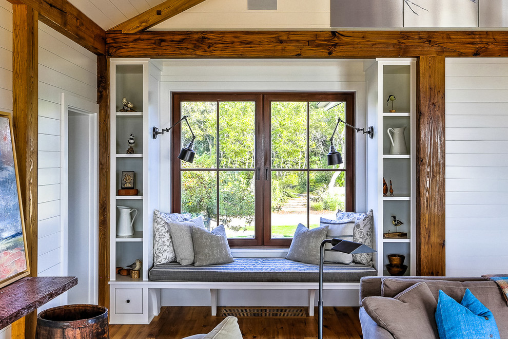 Esempio di un grande soggiorno stile marino aperto con pareti bianche e pavimento in legno massello medio