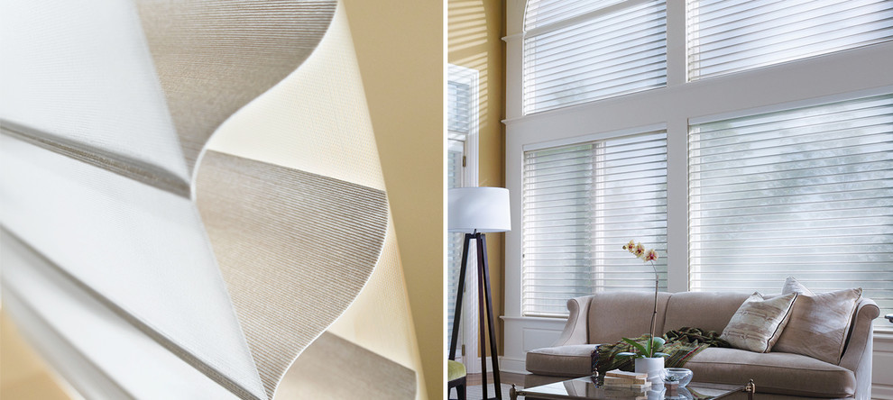 Idee per un soggiorno minimalista di medie dimensioni e aperto con pareti gialle e parquet chiaro