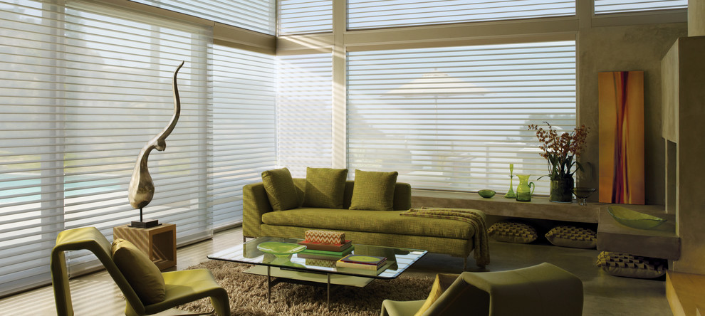 Foto di un soggiorno minimalista di medie dimensioni e aperto con pareti beige e parquet chiaro