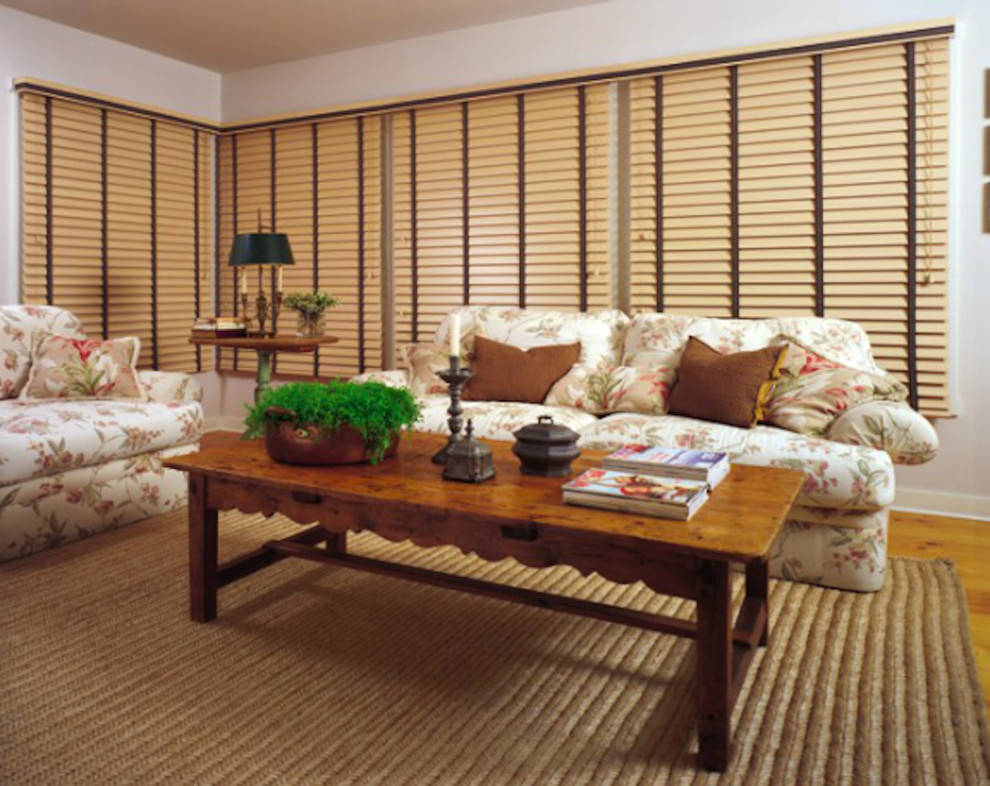 Esempio di un soggiorno tradizionale di medie dimensioni e aperto con sala formale, pareti beige e pavimento in legno massello medio