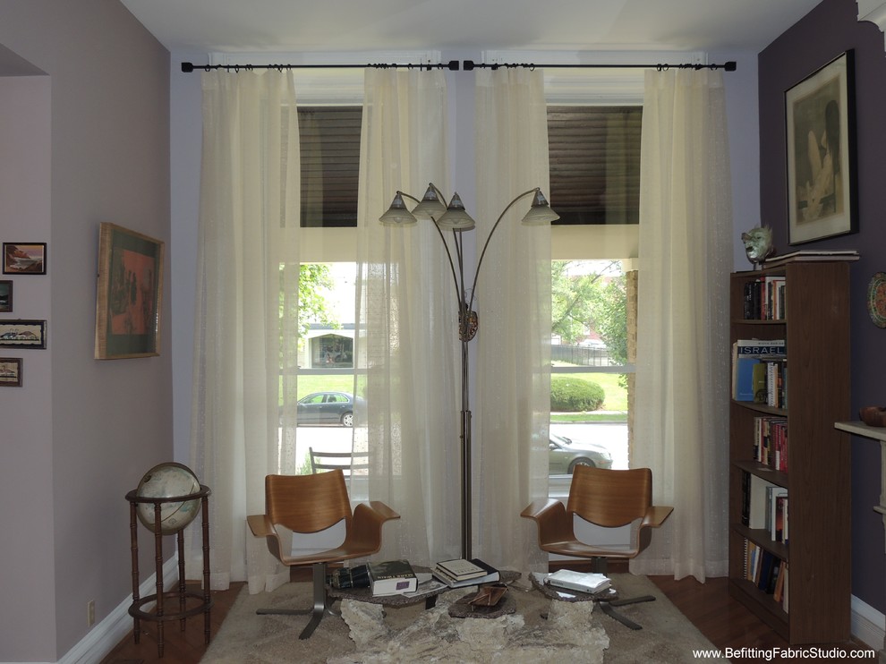 Idéer för ett mellanstort eklektiskt separat vardagsrum, med lila väggar
