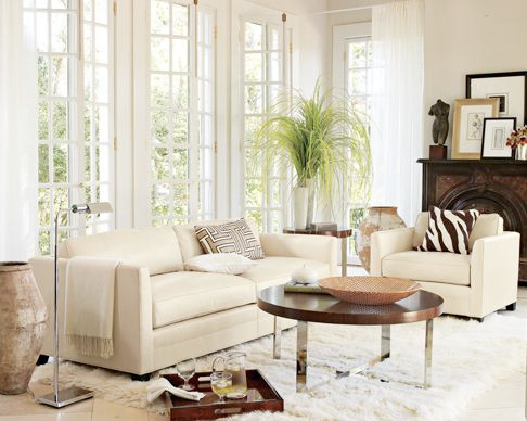 Imagen de salón para visitas moderno de tamaño medio con paredes beige, suelo de travertino y suelo beige