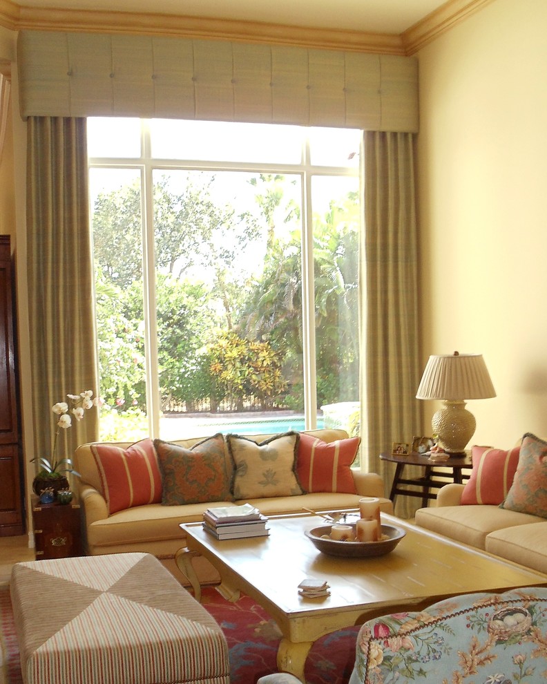 Пример оригинального дизайна: большая гостиная комната в морском стиле с бежевыми стенами и светлым паркетным полом