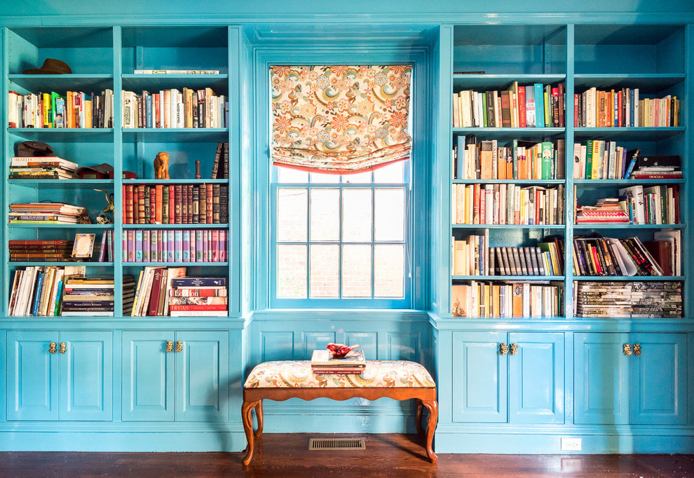 Пример оригинального дизайна: большая изолированная гостиная комната в классическом стиле с синими стенами, с книжными шкафами и полками, темным паркетным полом и коричневым полом без камина, телевизора