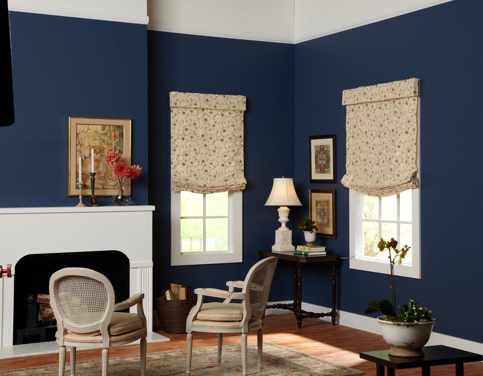 Пример оригинального дизайна: парадная, изолированная гостиная комната среднего размера в стиле неоклассика (современная классика) с синими стенами, темным паркетным полом, стандартным камином, фасадом камина из штукатурки и коричневым полом без телевизора