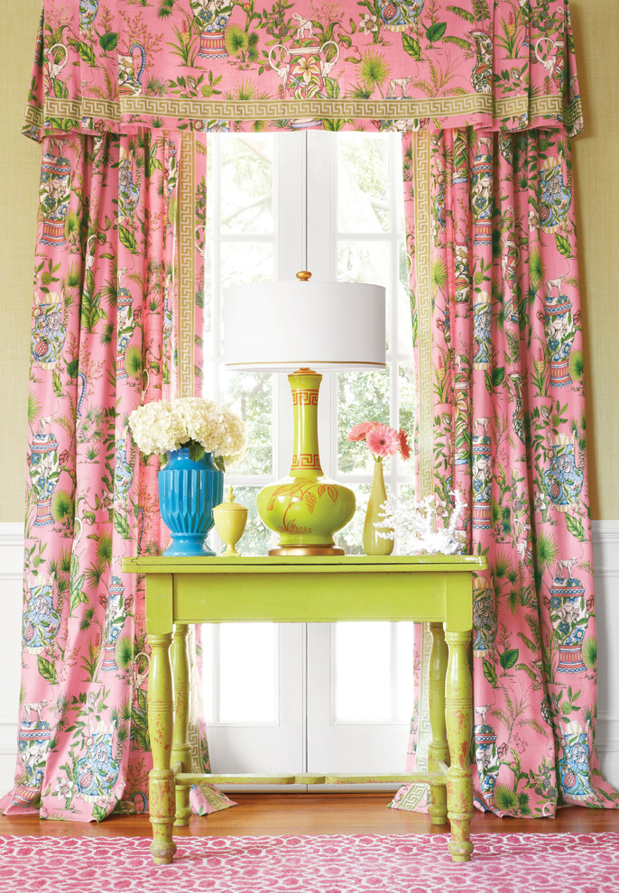 Idéer för ett mellanstort klassiskt separat vardagsrum, med ett finrum, gröna väggar, heltäckningsmatta och rosa golv