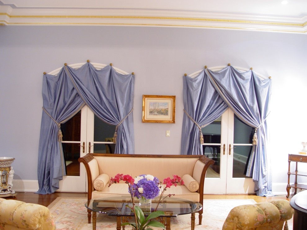 Idee per un soggiorno classico di medie dimensioni e chiuso con sala formale, pareti viola, parquet chiaro e nessun camino