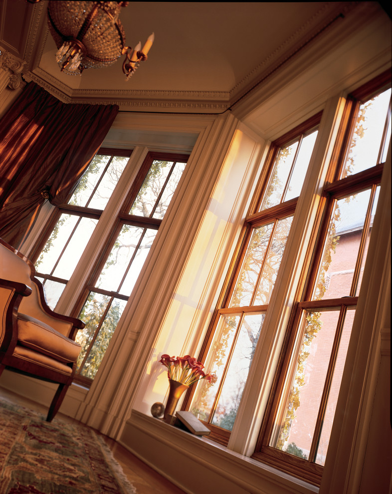 Foto de salón para visitas abierto tradicional de tamaño medio con paredes beige y suelo de madera en tonos medios