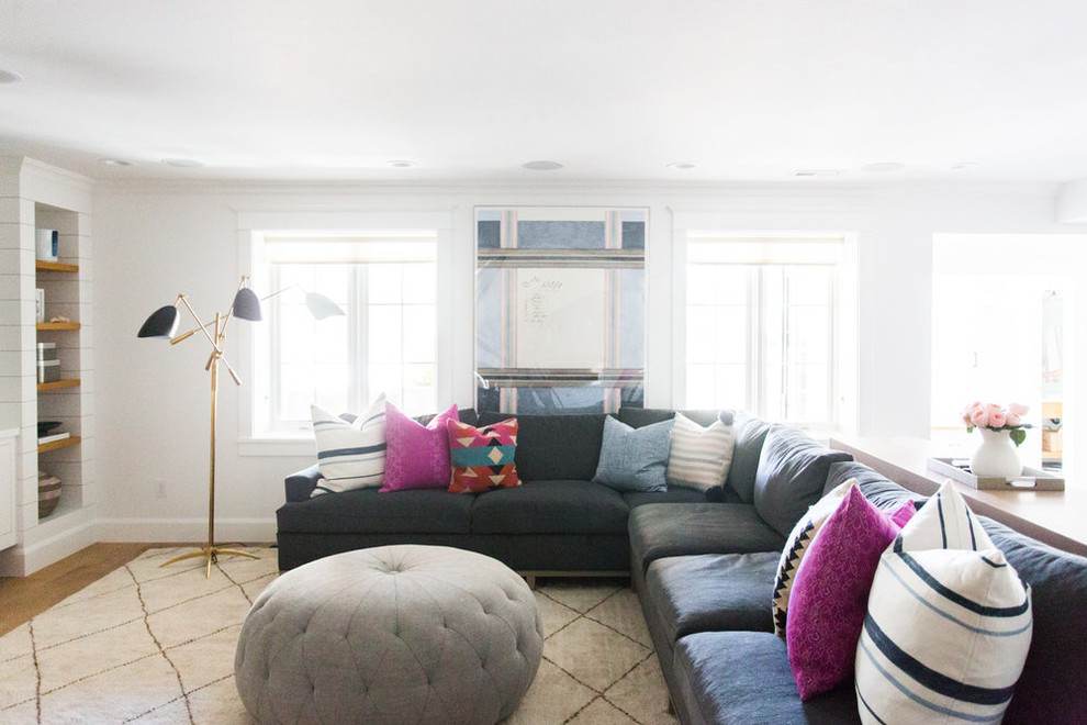 Источник вдохновения для домашнего уюта: гостиная комната среднего размера в морском стиле с белыми стенами и телевизором на стене