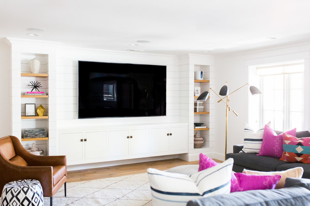 Mittelgroßes Maritimes Wohnzimmer mit weißer Wandfarbe und TV-Wand in Salt Lake City