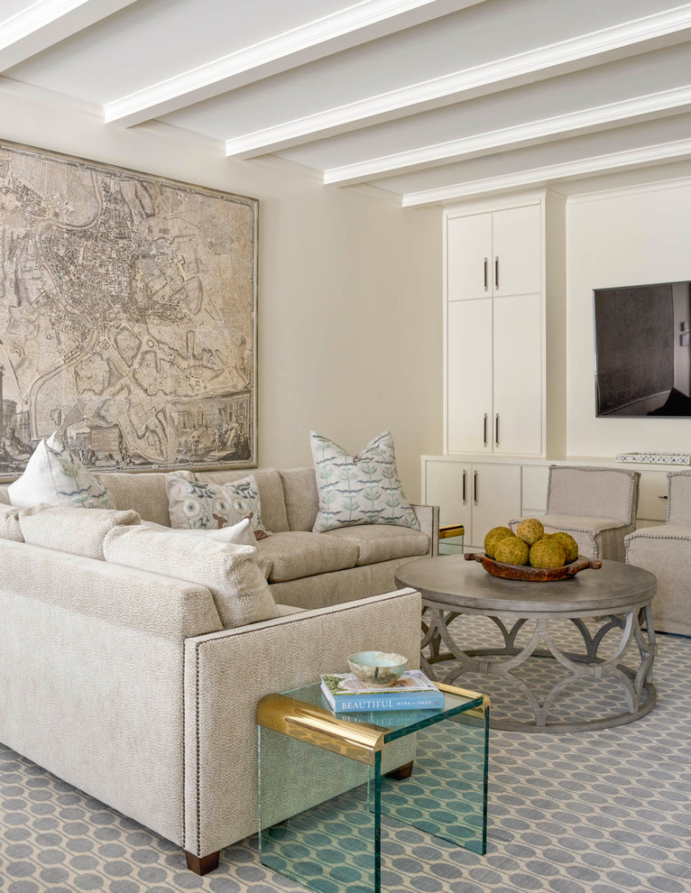ダラスにある広いトランジショナルスタイルのおしゃれなリビング (白い壁、カーペット敷き、壁掛け型テレビ) の写真