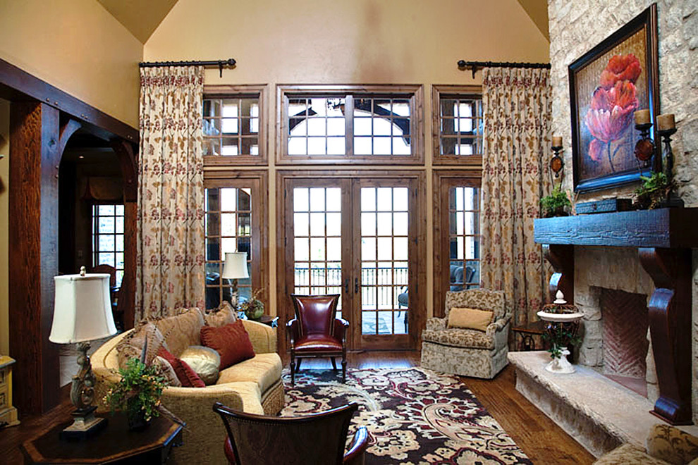Exempel på ett mellanstort klassiskt separat vardagsrum, med ett finrum, bruna väggar, mellanmörkt trägolv, en standard öppen spis, en spiselkrans i sten och brunt golv