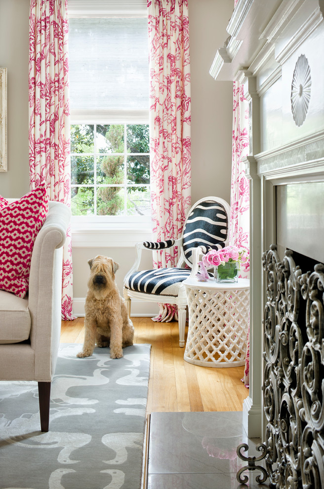 Modelo de salón beige y rosa clásico renovado con paredes grises, suelo de madera en tonos medios, todas las chimeneas y marco de chimenea de piedra