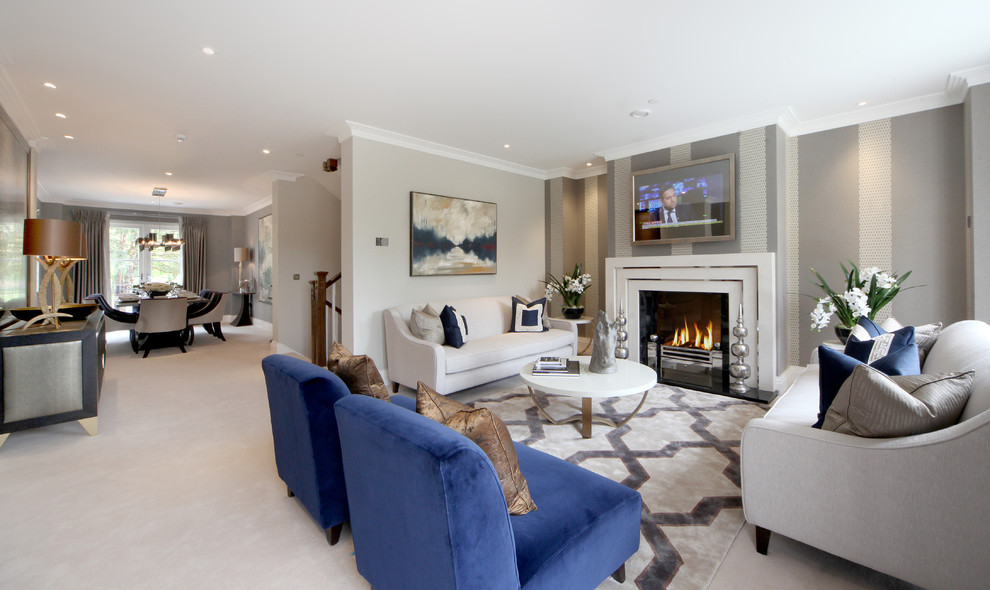 Idee per un soggiorno classico aperto con sala formale, pareti beige, moquette, camino classico, TV a parete e pavimento beige