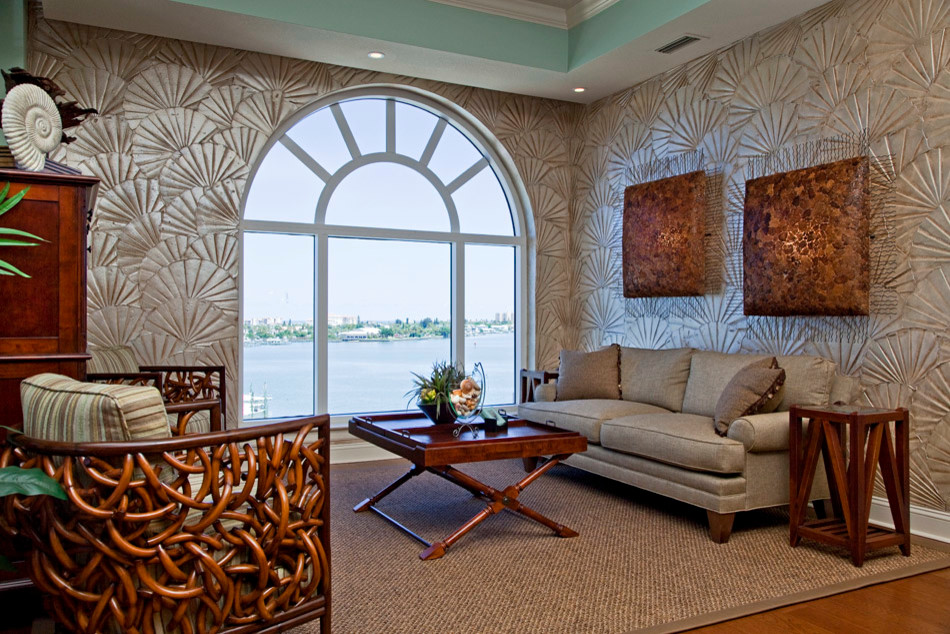 Imagen de salón abierto tropical de tamaño medio sin televisor con paredes multicolor y suelo de madera en tonos medios
