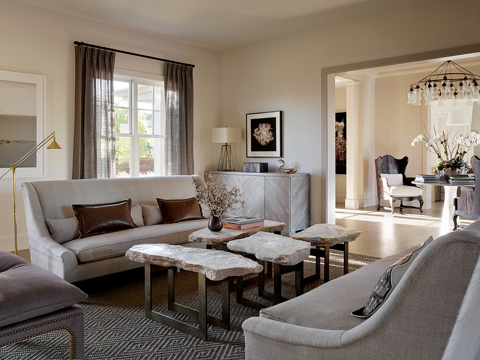 Свежая идея для дизайна: парадная, изолированная гостиная комната в стиле неоклассика (современная классика) - отличное фото интерьера