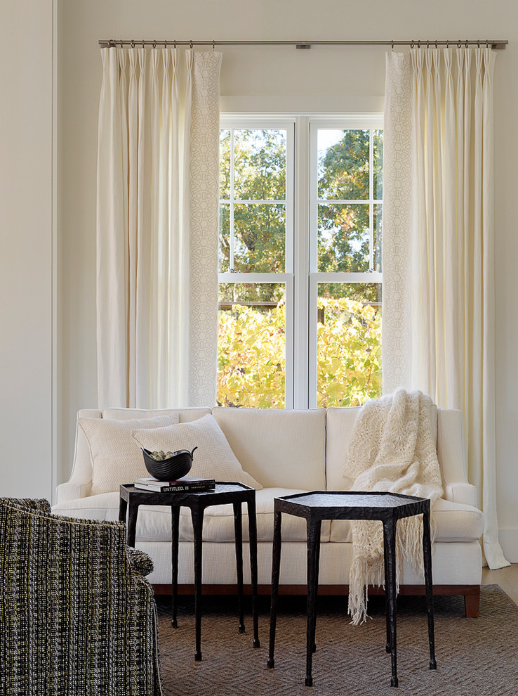 Свежая идея для дизайна: гостиная комната в стиле неоклассика (современная классика) с белыми стенами - отличное фото интерьера