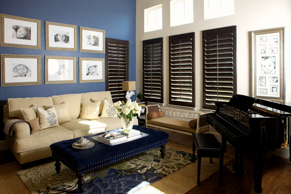 Пример оригинального дизайна: изолированная гостиная комната в современном стиле с музыкальной комнатой и синими стенами