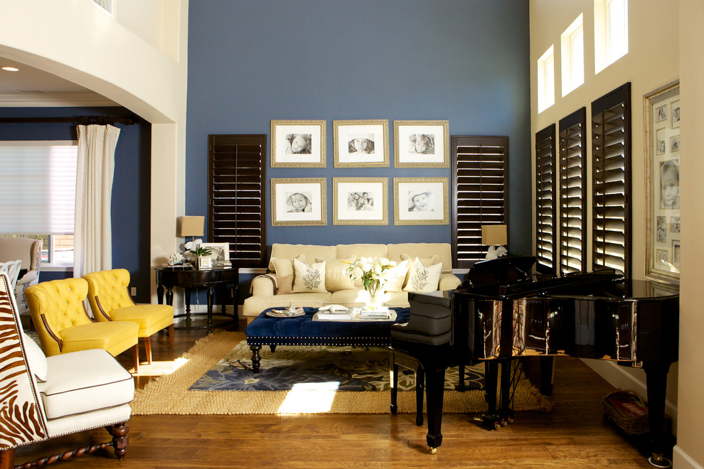 Réalisation d'un salon design avec une salle de musique, un mur bleu et un sol marron.