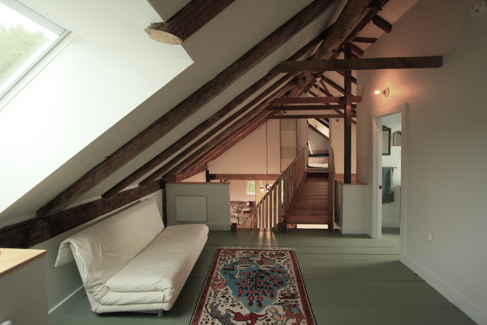 Источник вдохновения для домашнего уюта: маленькая двухуровневая гостиная комната в стиле кантри с с книжными шкафами и полками для на участке и в саду