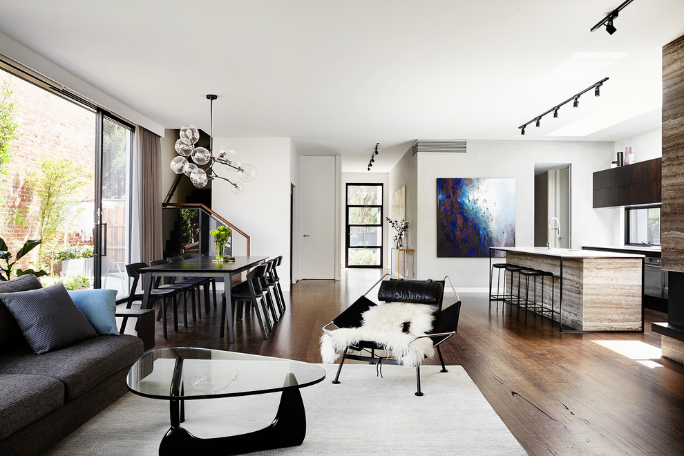 Свежая идея для дизайна: открытая гостиная комната среднего размера в современном стиле с темным паркетным полом и коричневым полом - отличное фото интерьера