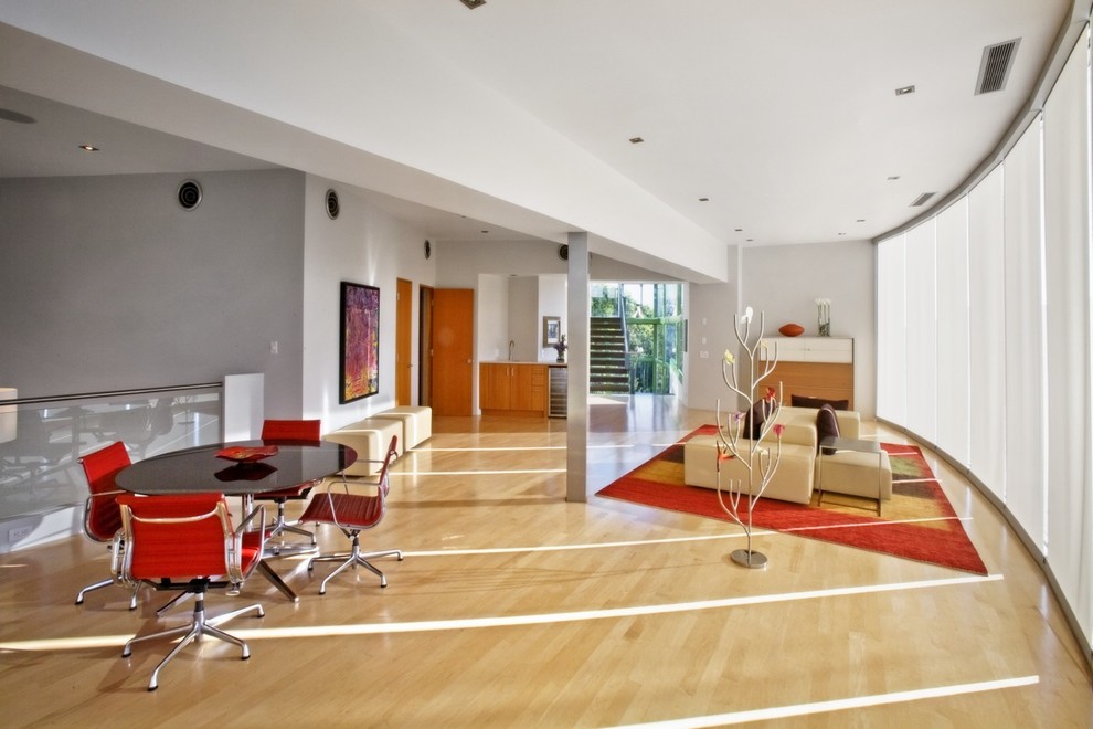 Imagen de salón para visitas abierto contemporáneo extra grande sin chimenea con paredes blancas, suelo de madera clara y suelo beige