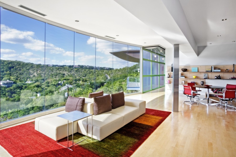 Geräumiges, Offenes, Repräsentatives, Fernseherloses Modernes Wohnzimmer mit weißer Wandfarbe, hellem Holzboden und beigem Boden in Austin