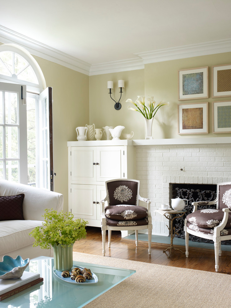 Пример оригинального дизайна: большая изолированная гостиная комната в стиле шебби-шик с бежевыми стенами, паркетным полом среднего тона, стандартным камином, фасадом камина из кирпича и коричневым полом