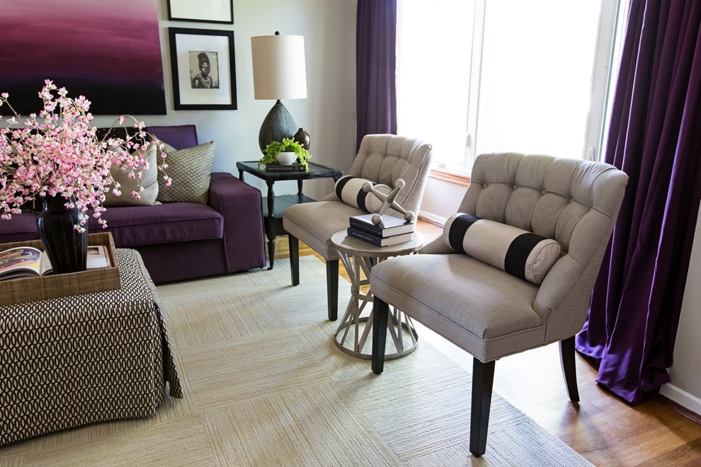 Esempio di un piccolo soggiorno boho chic chiuso con pareti bianche, pavimento in legno massello medio e TV autoportante