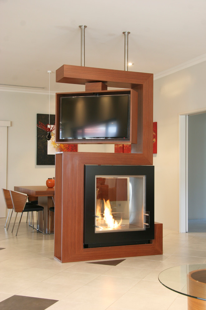 パースにあるラグジュアリーな広いコンテンポラリースタイルのおしゃれなLDK (両方向型暖炉、白い壁、セラミックタイルの床、木材の暖炉まわり、白い床、テレビなし) の写真