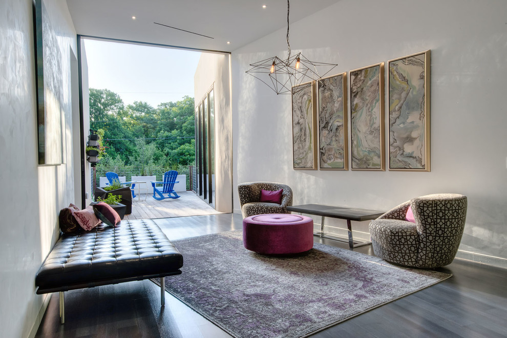 Idee per un soggiorno contemporaneo con pareti bianche, parquet scuro e pavimento grigio