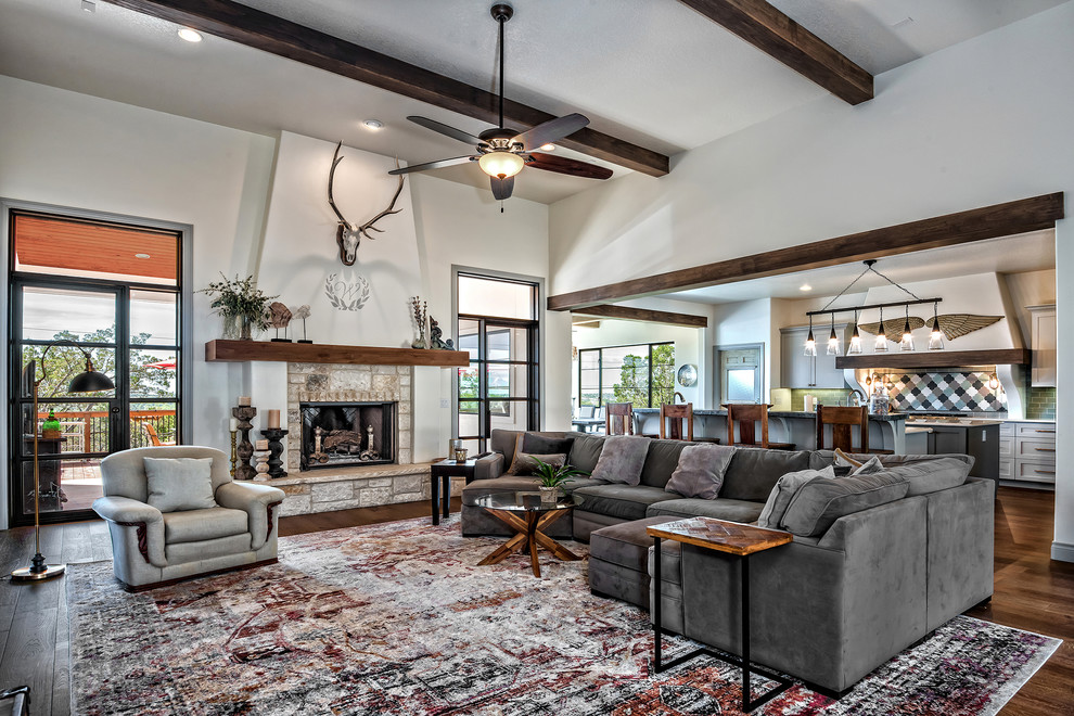 Offenes Klassisches Wohnzimmer mit weißer Wandfarbe und braunem Holzboden in Austin