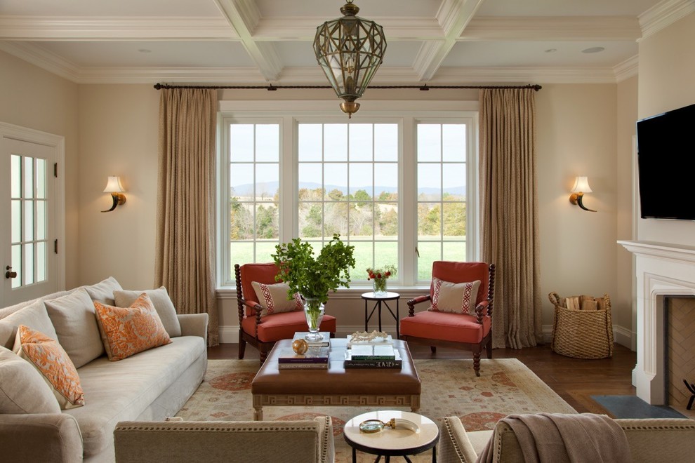 Klassisches Wohnzimmer mit beiger Wandfarbe, braunem Holzboden, Kamin, TV-Wand und braunem Boden in Sonstige