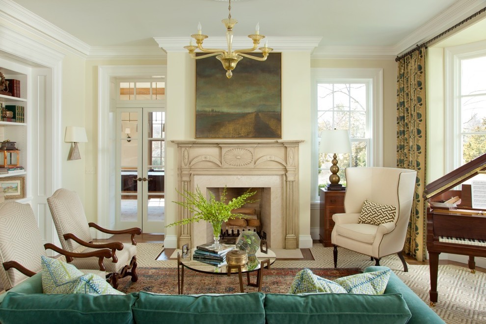 Источник вдохновения для домашнего уюта: гостиная комната в классическом стиле с желтыми стенами и стандартным камином